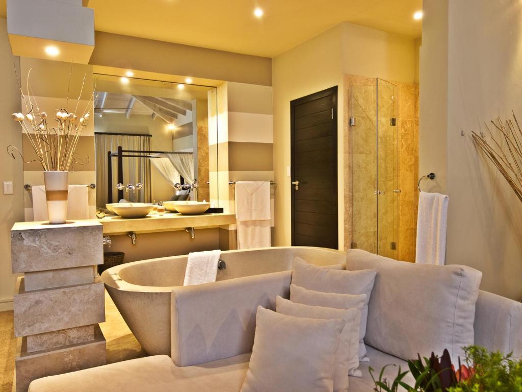 Lodge On The Lake And Wellness Spa Wilderness Room photo