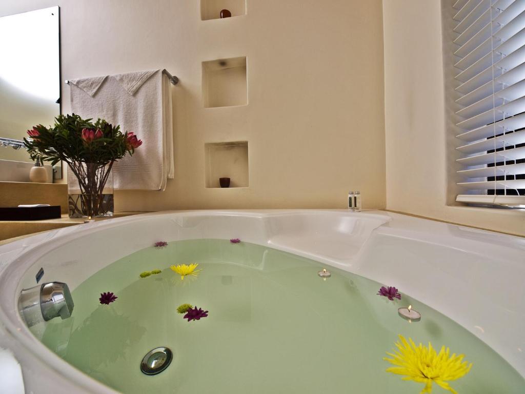 Lodge On The Lake And Wellness Spa Wilderness Room photo