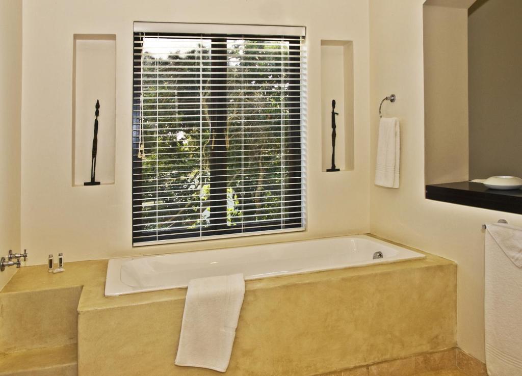 Lodge On The Lake And Wellness Spa Wilderness Room photo