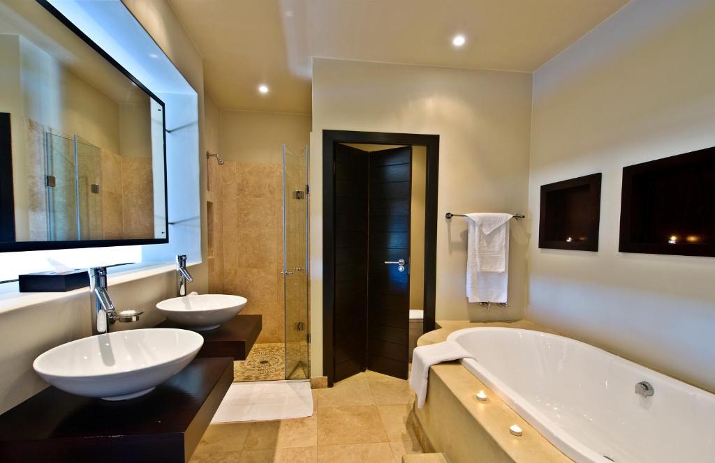 Lodge On The Lake And Wellness Spa Wilderness Room photo