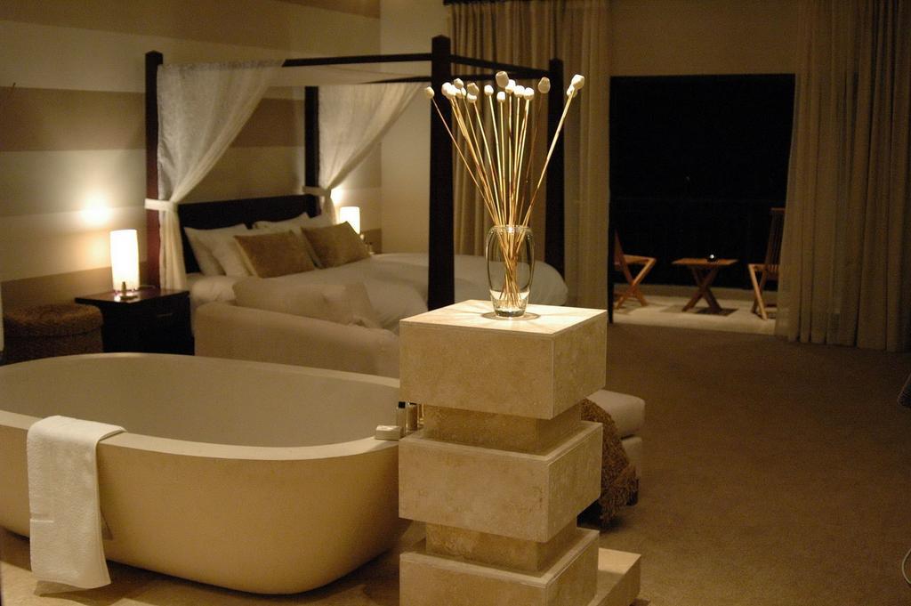 Lodge On The Lake And Wellness Spa Wilderness Room photo